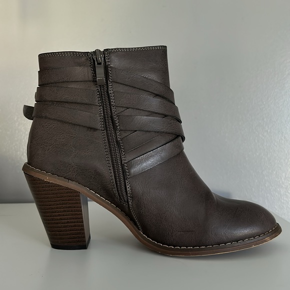 Journee Collection, grey leather boots, 3.5 inch heels, women’s size 10 - Picture 2 of 5